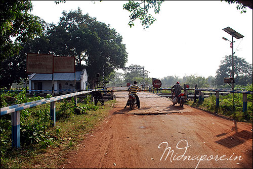 Salboni Railway Crossing (December 2010) – Photo: Arindam Bhowmik