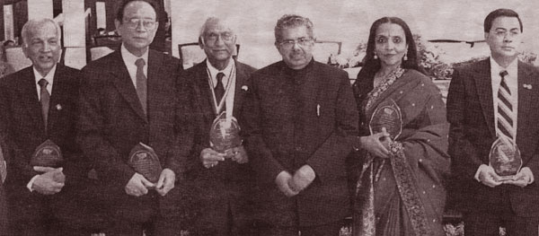 Minister for overseas Indian Affairs Vayalar Ravi (third from right) personally presented the awards to the recipients on behalf of the NFIA. (Michel Potts photos) – Recipients were (right to left) : Hillol Ray, Viji Prakash, Giriraj Rao, Dr. Mani Bhaumik and Dr. C R Viswanathan.