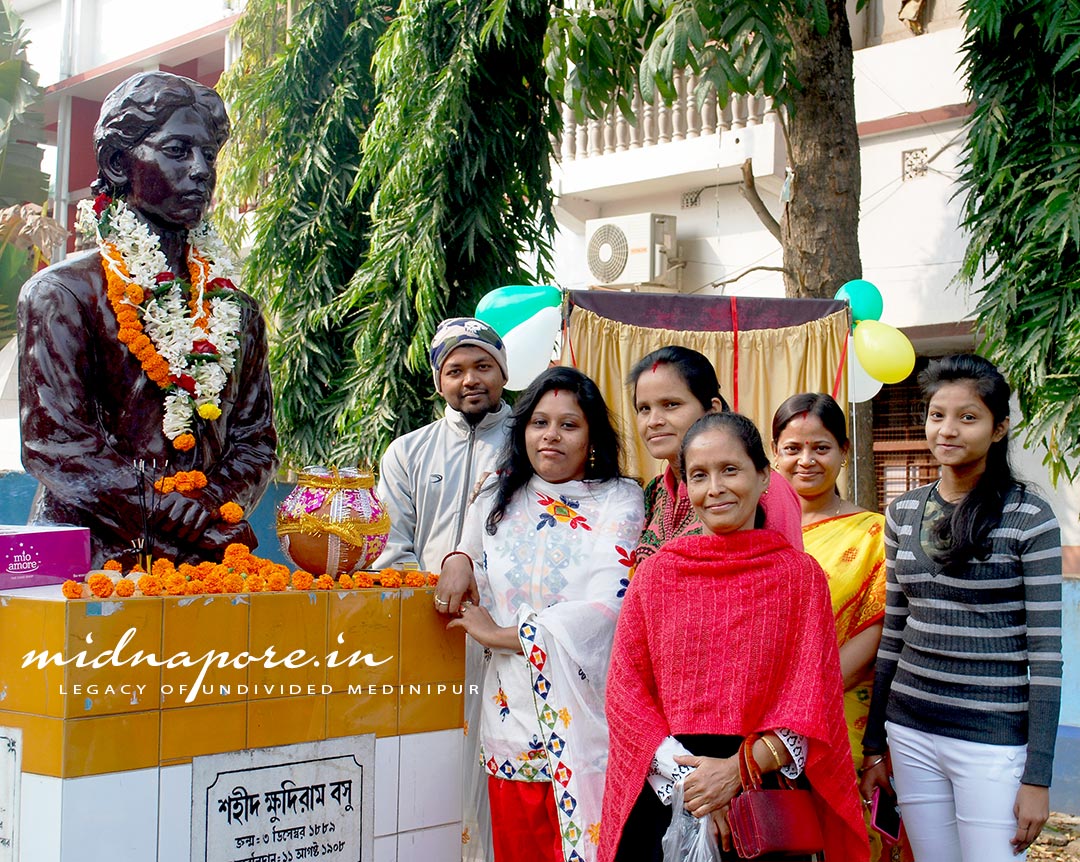 হবিবপুর ক্ষুদিরাম ব্যায়ামাগারে সদস্য ও সদস্যারা। 