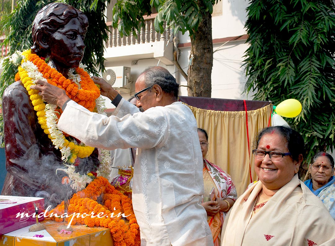 মাল্যদান করছেন ক্ষুদিরামের মাতৃসমা দিদি অপরূপা দেবীর নাতি শ্রী সুব্রত রায় (রাহুল) ও তাঁর স্ত্রী শ্রীমতি মমতা রায় (ভিমাচরণ রায়ের ছেলে ও বৌমা)। 