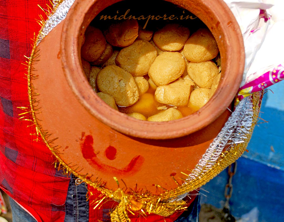 মন্দিরে পুজোর শেষে চলছে মিষ্টি বিতরণ।  ছবিঃ অরিন্দম ভৌমিক। 