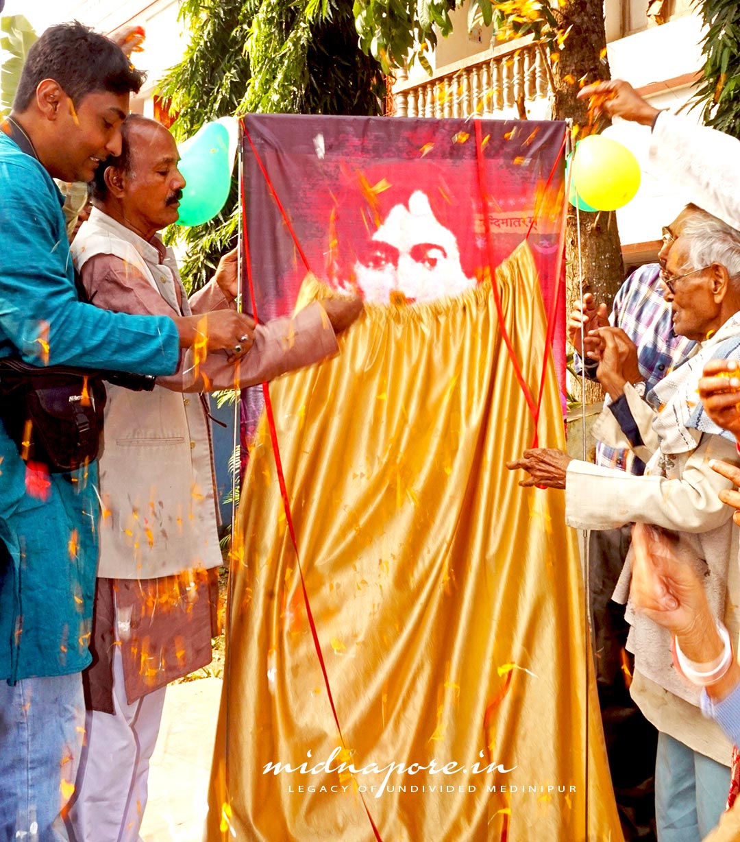 পুষ্পবৃষ্টি ও শঙ্খধ্বনির মাধ্যমে শ্রী হরিপদ মন্ডল লাল ফিতে কেটে পর্দা সরিয়ে উদ্বোধন করলেন 