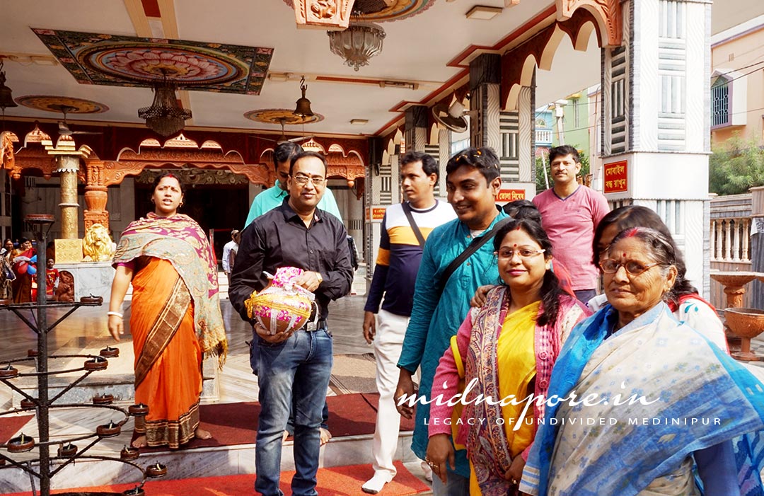 মন্দিরে পুজোর শেষে চলছে মিষ্টি বিতরণ। 