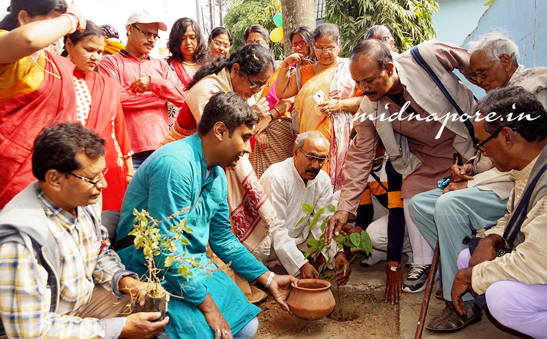 সবাই মিলে মুজাফ্ফরপুর থেকে আনা শহীদ ক্ষুদিরামের চিতাভূমির মাটি ও বুধি-গণ্ডক নদীর জল দিয়ে বৃক্ষ রোপন করা হয়। 