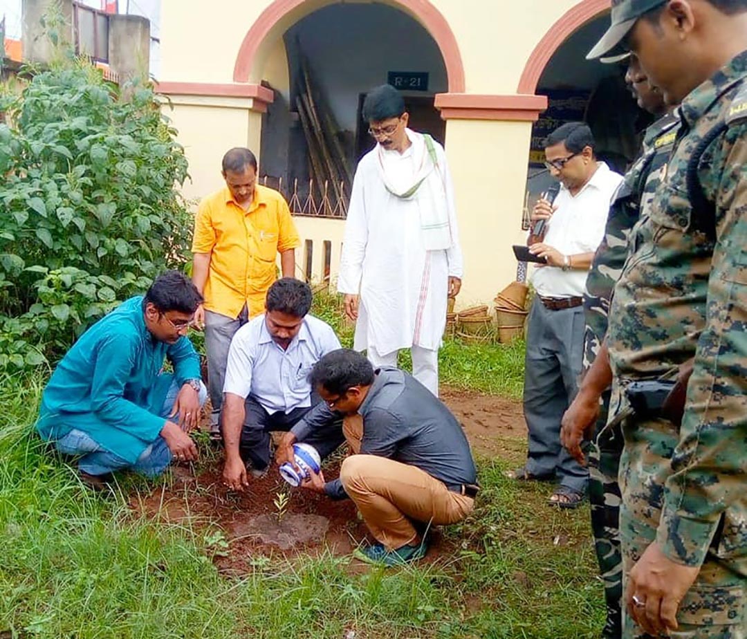 ১৫ আগস্ট স্বাধীনতা দিবসে সেই মাটি ও জল দিয়ে কলিজিয়েট স্কুলে বৃক্ষরোপণ করলেন শ্রী অলোক রাজোরিয়া (এস.পি)। 