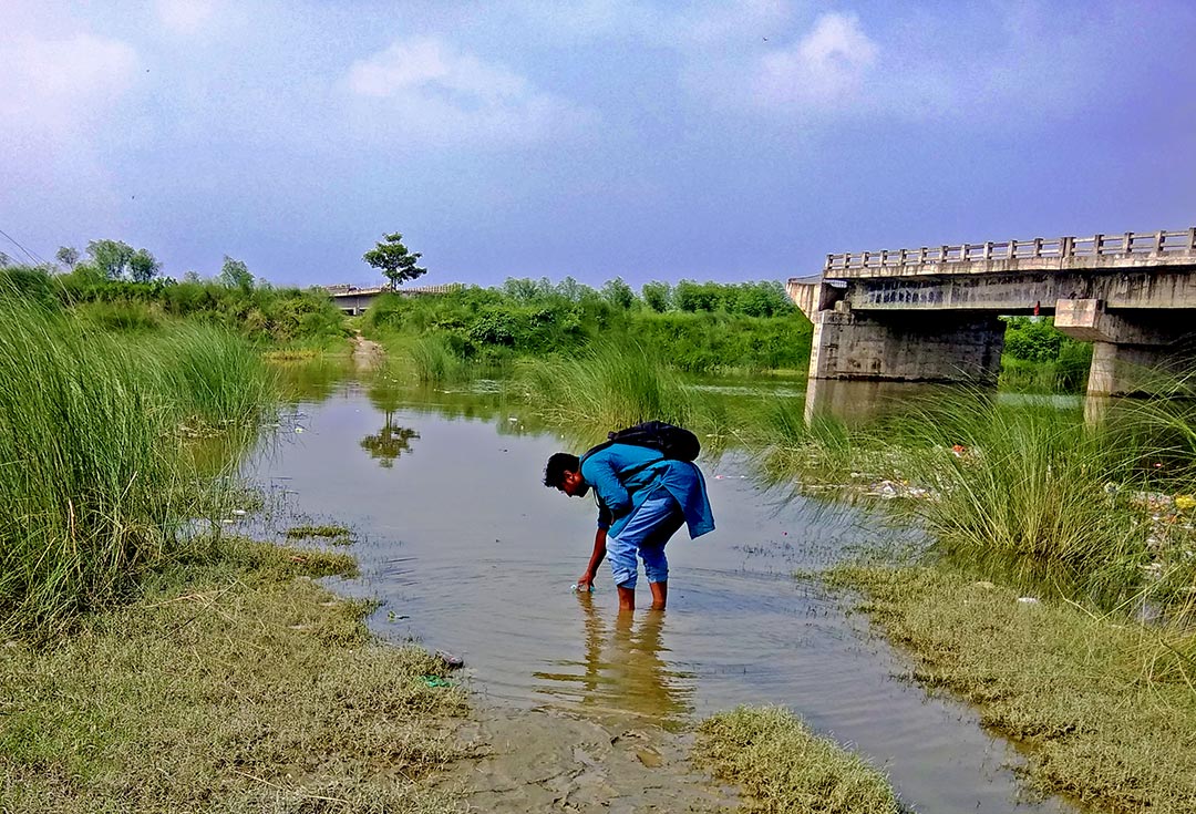 বুধি-গণ্ডক নদী থেকে জল সংগ্রহ। 