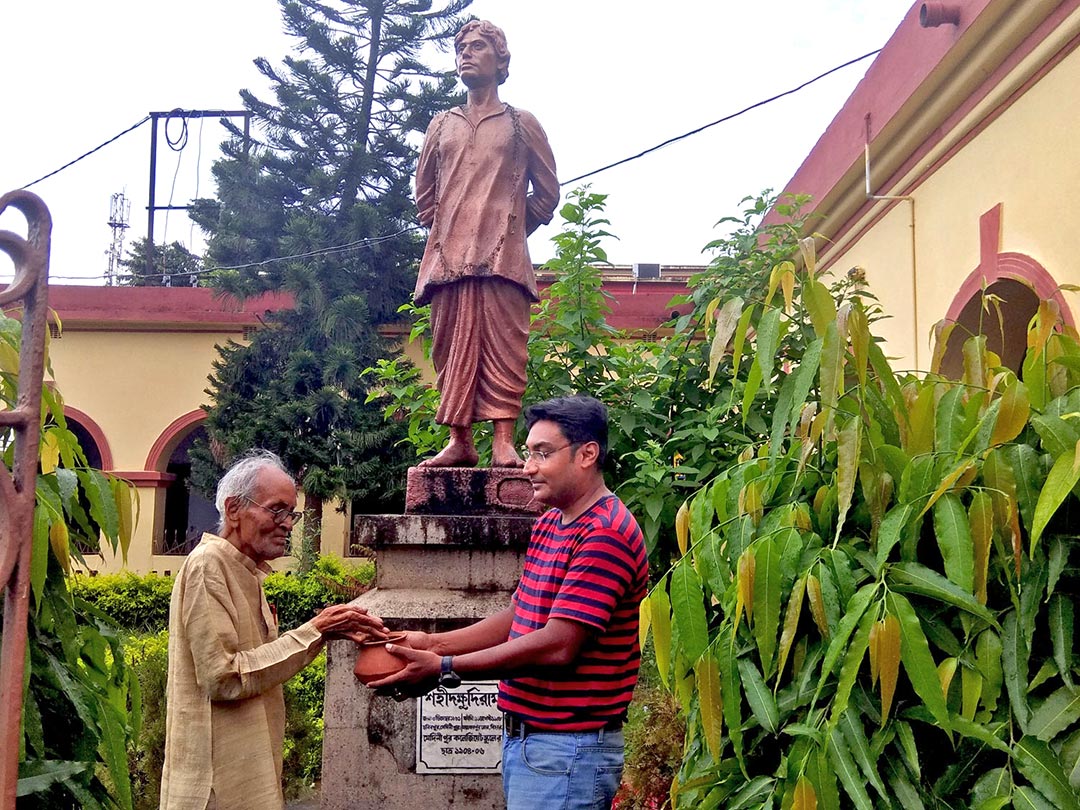 মেদিনীপুর কলিজিয়েট স্কুলের মাটি তুলে দিচ্ছেন প্রাক্তন প্রধান শিক্ষক শ্রী হরিপদ মন্ডল। 