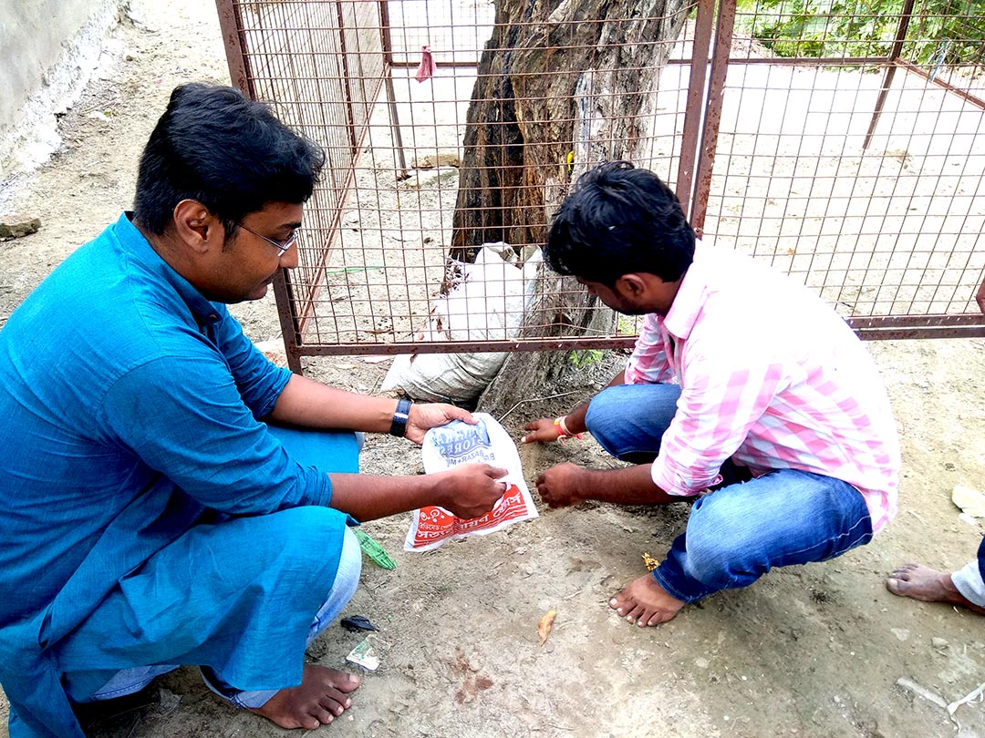 শহীদ ক্ষুদিরামের চিতাভূমির মাটি তুলে দিচ্ছেন শ্রী সাকেত সিং। 