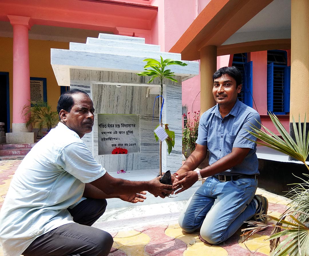 বীরাসিংহে বিদ্যাসাগর মহাশয়ের জন্মভিটেতে দিলীপ ব্যানার্জী মহাশয়ের হাতে আম গাছ তুলে দেওয়া হল।